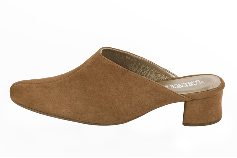 Caramel brown women's clog mules. Round toe. Low flare heels. Profile view - Florence KOOIJMAN